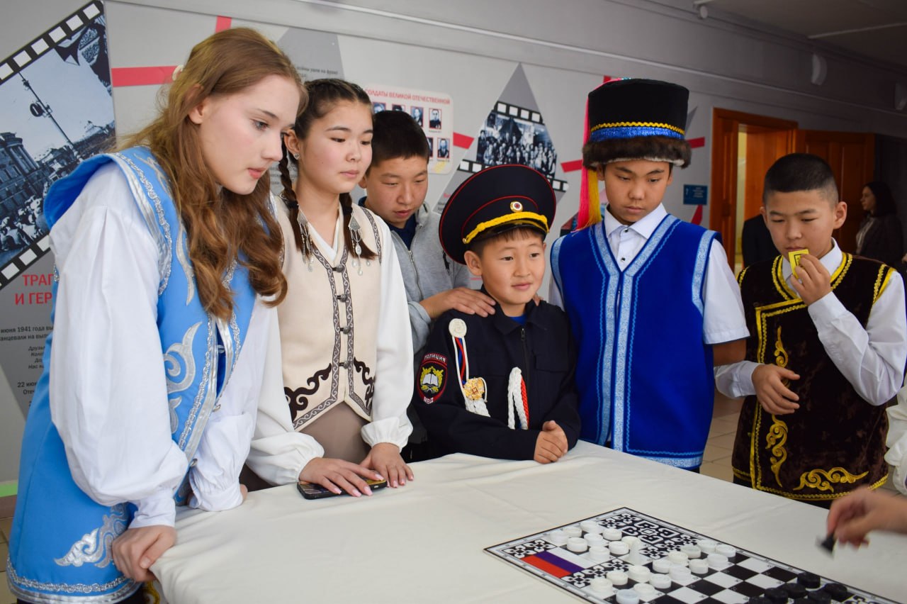 Более 60 школьников и студентов колледжа приняли участие в республиканском слете юных литераторов «Амаду», они представили собственные стихи и прозу, а также произведения известных алтайских авторов Более 60 школьников и студентов колледжа приняли участие в республиканском слете юных литераторов «Амаду», они представили собственные стихи и прозу, а также произведения известных алтайских авторов