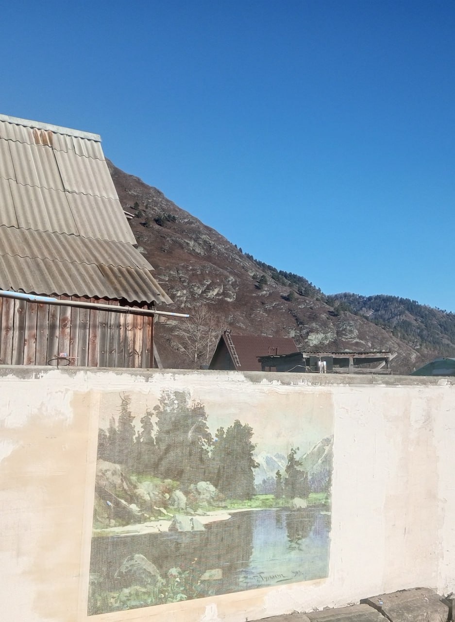 Житель села Анос Алексей Уланкин в знак уважения к творчеству известнейшего алтайского художника Григория Чорос-Гуркина воссоздал одну из его картин прямо на заборе своего дома Житель села Анос Алексей Уланкин в знак уважения к творчеству известнейшего алтайского художника Григория Чорос-Гуркина воссоздал одну из его картин прямо на заборе своего дома