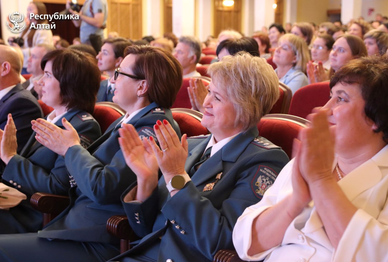 Глава Республики Алтай Андрей Турчак принял участие в торжественном мероприятии, посвященном 35-летию образования налоговой службы России и Дню работника налоговых органов Глава Республики Алтай Андрей Турчак принял участие в торжественном мероприятии, посвященном 35-летию образования налоговой службы России и Дню работника налоговых органов