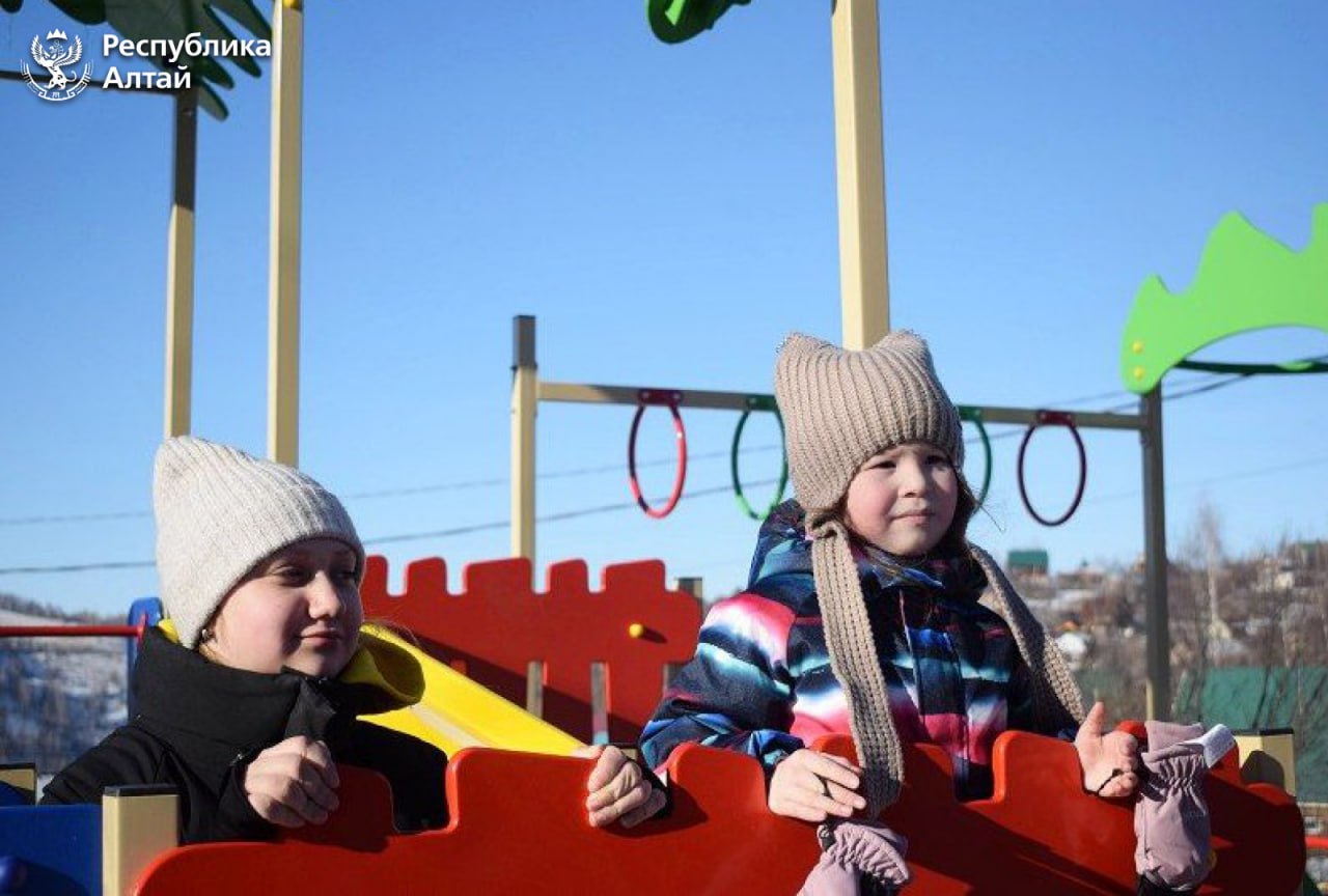 По национальному проекту «Инфраструктура для жизни» в Горно-Алтайске завершилось благоустройство новой детской спортивно-игровой площадки По национальному проекту «Инфраструктура для жизни» в Горно-Алтайске завершилось благоустройство новой детской спортивно-игровой площадки
