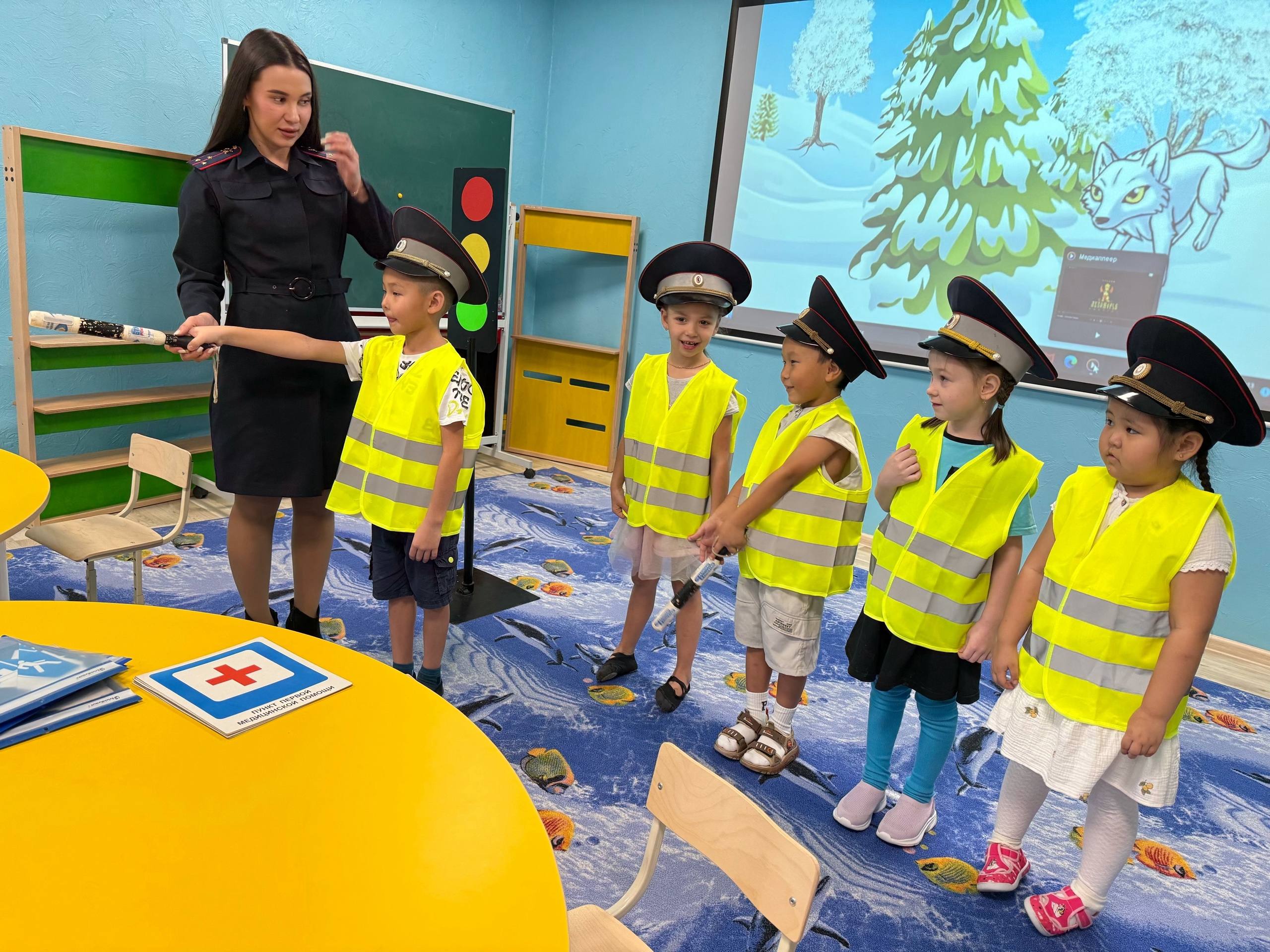 Инспектор управления Госавтоинспекции посетила городской детский сад «Сказка» и провела для ребят обучающее мероприятие «ПДД для пешеходовЗначение сигналов светофора» Инспектор управления Госавтоинспекции посетила городской детский сад «Сказка» и провела для ребят обучающее мероприятие «ПДД для пешеходовЗначение сигналов светофора»