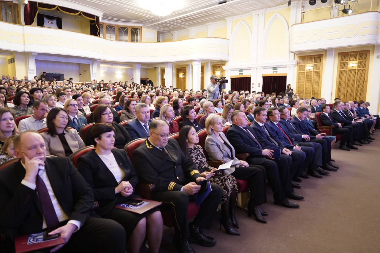 Поздравил сотрудников и ветеранов налоговой службы с 35-летием Управления Федеральной налоговой службы России и наступающим профессиональным праздником Поздравил сотрудников и ветеранов налоговой службы с 35-летием Управления Федеральной налоговой службы России и наступающим профессиональным праздником