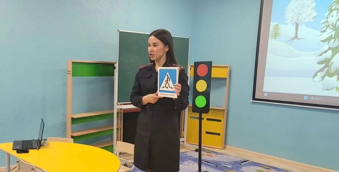 Инспектор управления Госавтоинспекции посетила городской детский сад «Сказка» и провела для ребят обучающее мероприятие «ПДД для пешеходовЗначение сигналов светофора» Инспектор управления Госавтоинспекции посетила городской детский сад «Сказка» и провела для ребят обучающее мероприятие «ПДД для пешеходовЗначение сигналов светофора»