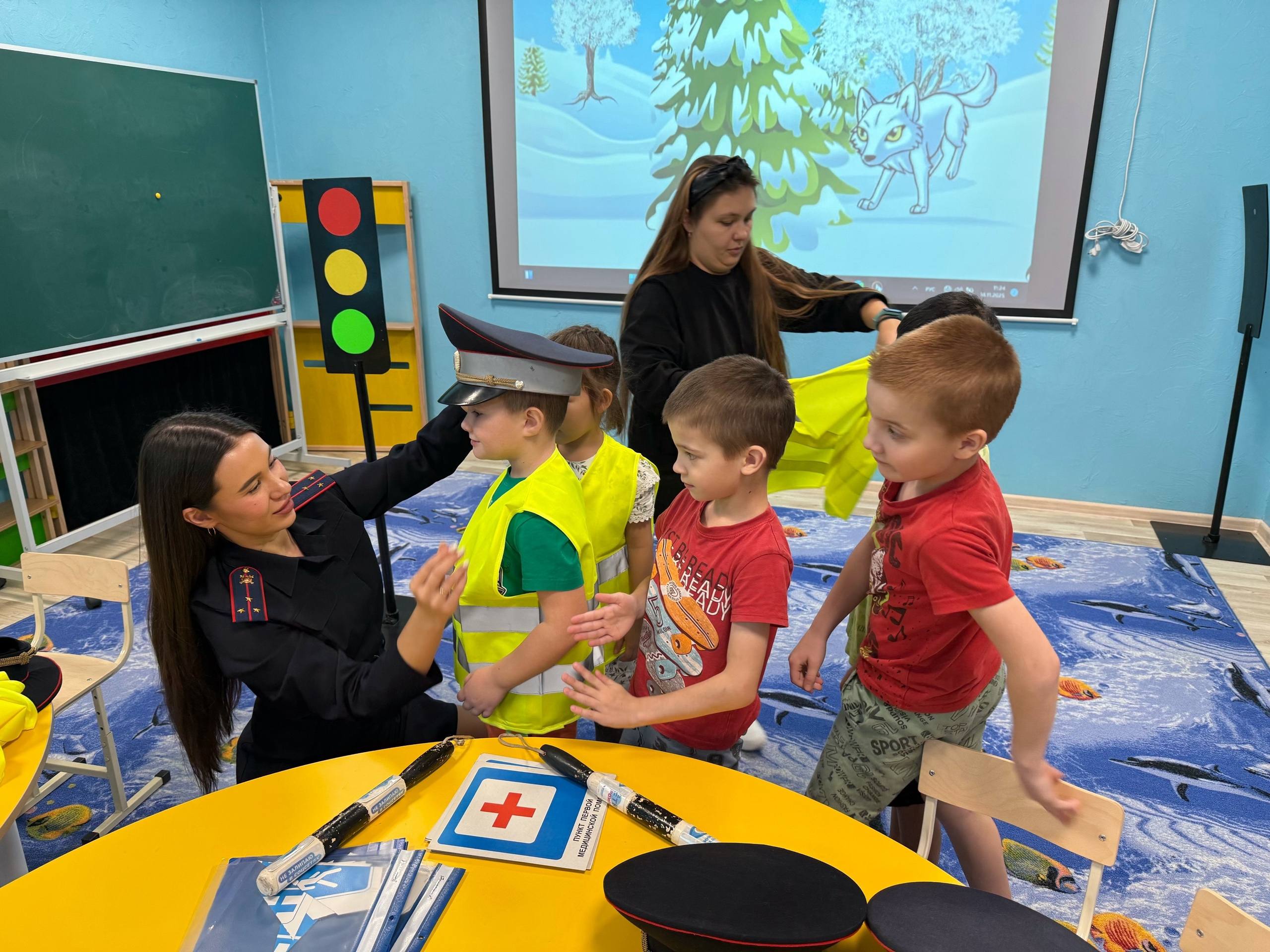 Инспектор управления Госавтоинспекции посетила городской детский сад «Сказка» и провела для ребят обучающее мероприятие «ПДД для пешеходовЗначение сигналов светофора» Инспектор управления Госавтоинспекции посетила городской детский сад «Сказка» и провела для ребят обучающее мероприятие «ПДД для пешеходовЗначение сигналов светофора»
