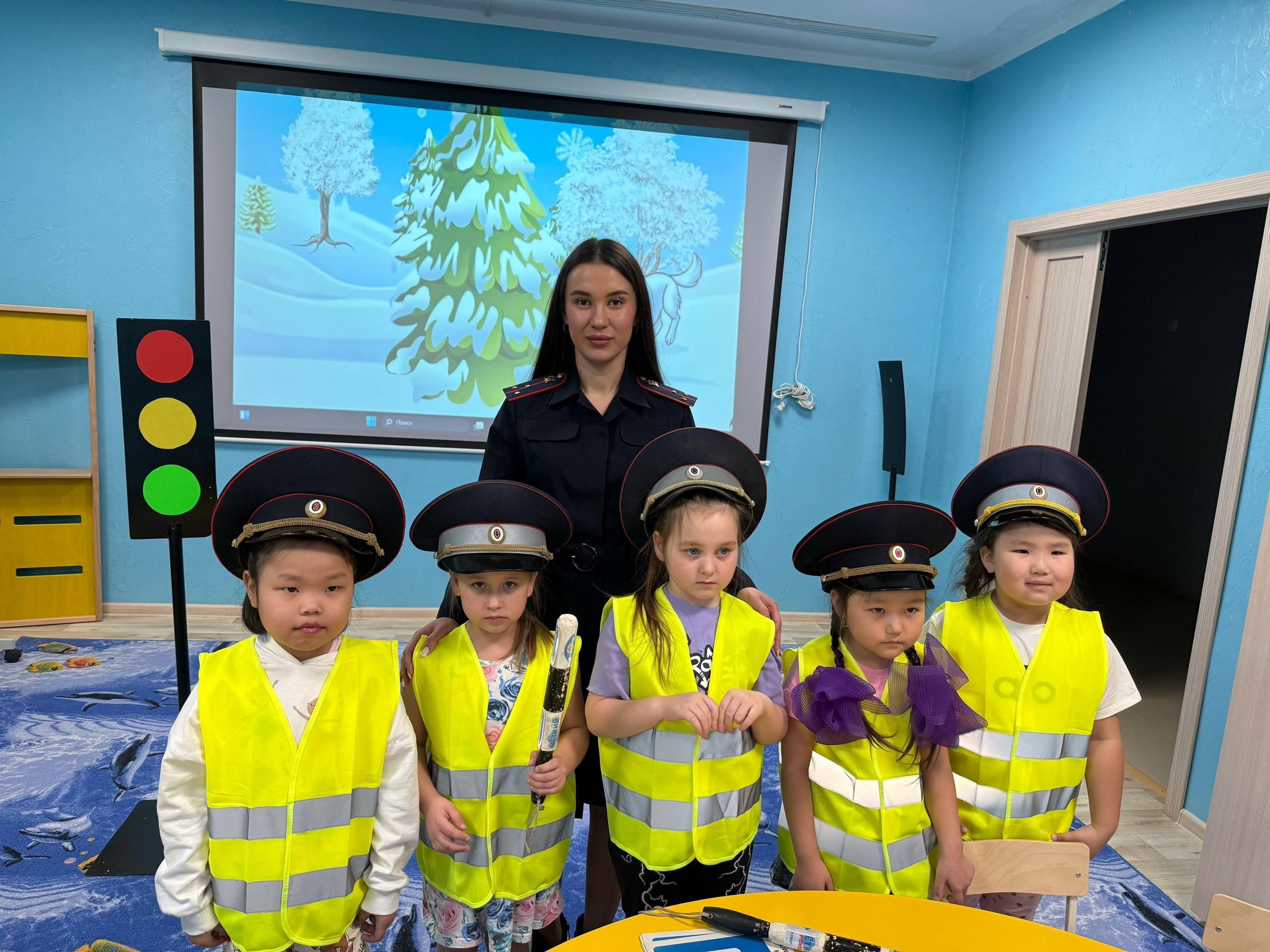 Инспектор управления Госавтоинспекции посетила городской детский сад «Сказка» и провела для ребят обучающее мероприятие «ПДД для пешеходовЗначение сигналов светофора» Инспектор управления Госавтоинспекции посетила городской детский сад «Сказка» и провела для ребят обучающее мероприятие «ПДД для пешеходовЗначение сигналов светофора»