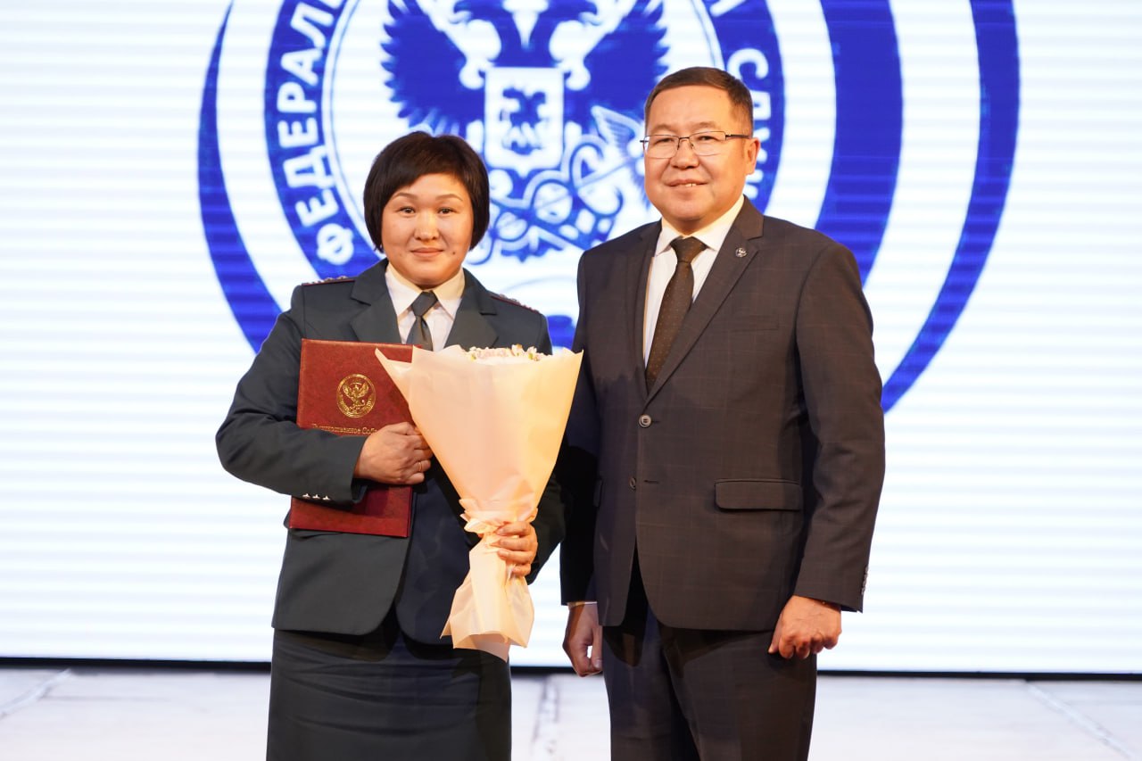 Поздравил сотрудников и ветеранов налоговой службы с 35-летием Управления Федеральной налоговой службы России и наступающим профессиональным праздником Поздравил сотрудников и ветеранов налоговой службы с 35-летием Управления Федеральной налоговой службы России и наступающим профессиональным праздником