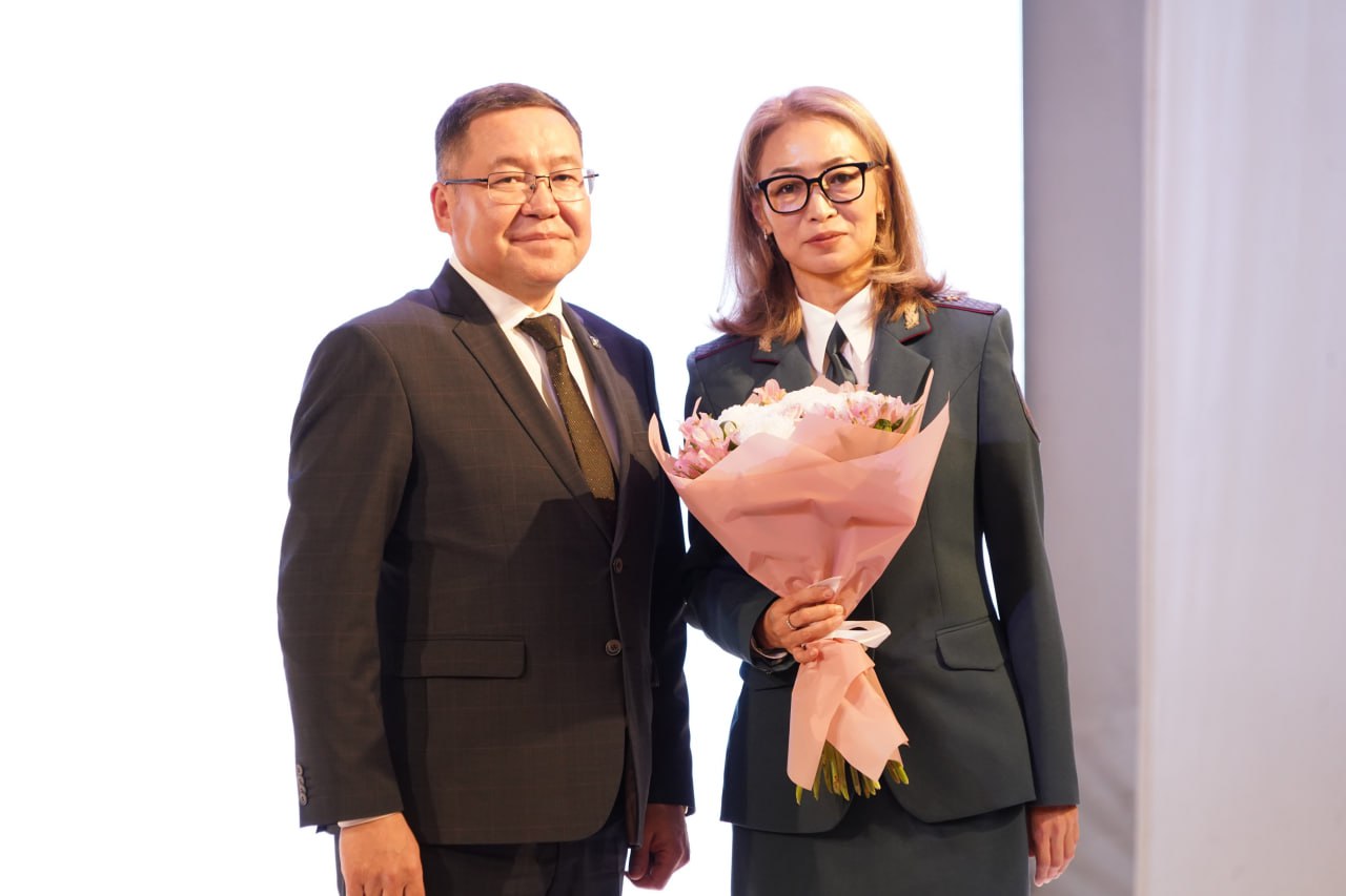 Поздравил сотрудников и ветеранов налоговой службы с 35-летием Управления Федеральной налоговой службы России и наступающим профессиональным праздником