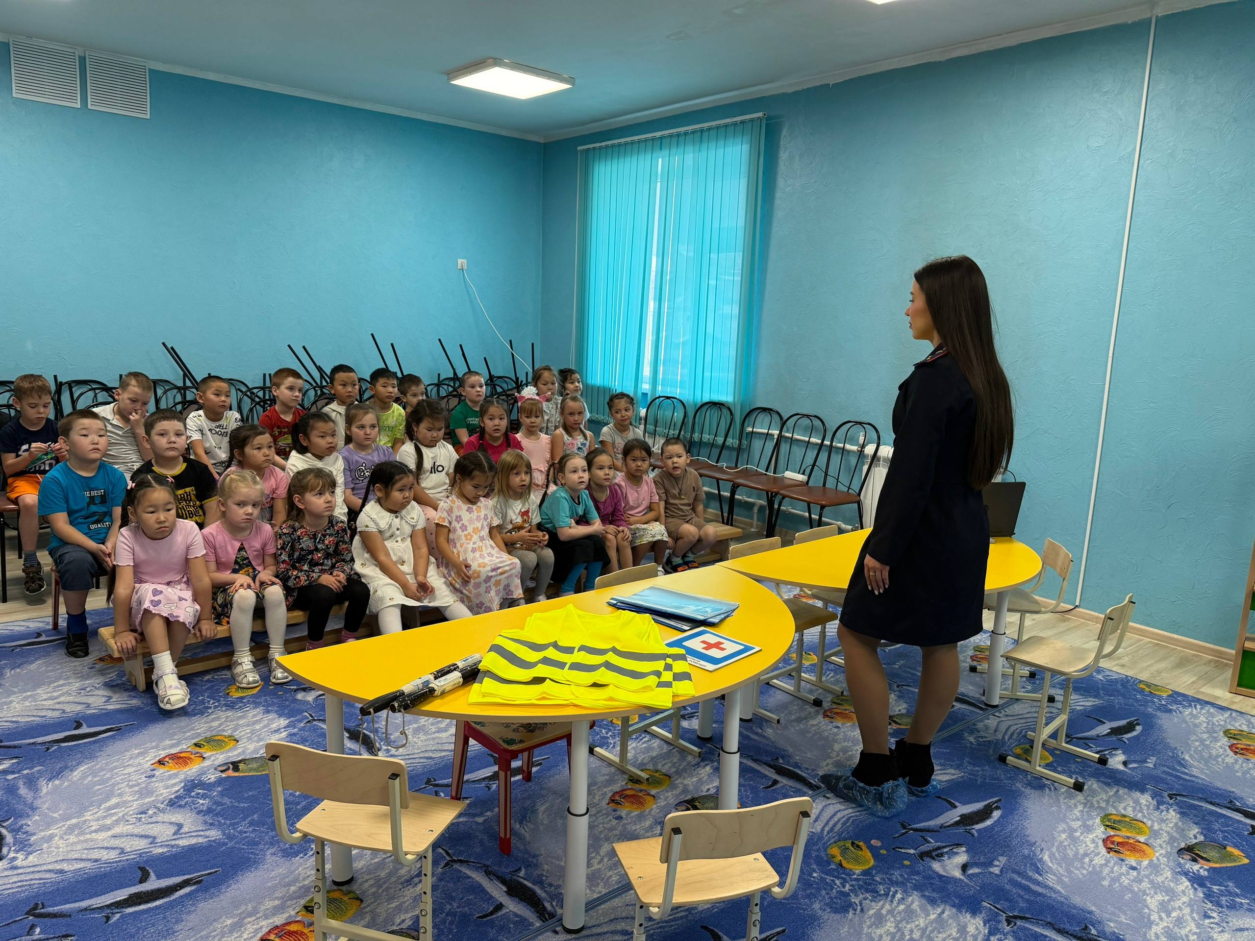 Инспектор управления Госавтоинспекции посетила городской детский сад «Сказка» и провела для ребят обучающее мероприятие «ПДД для пешеходовЗначение сигналов светофора» Инспектор управления Госавтоинспекции посетила городской детский сад «Сказка» и провела для ребят обучающее мероприятие «ПДД для пешеходовЗначение сигналов светофора»