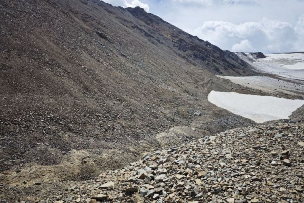 Озеро Барсово, которое находилось в районе горного массива Таван-Богдо-Ола на границе с Монголией, в южной части плато Укок, исчезло из-за изменения маршрутов ледниковых ручьев, которые его питали Озеро Барсово, которое находилось в районе горного массива Таван-Богдо-Ола на границе с Монголией, в южной части плато Укок, исчезло из-за изменения маршрутов ледниковых ручьев, которые его питали