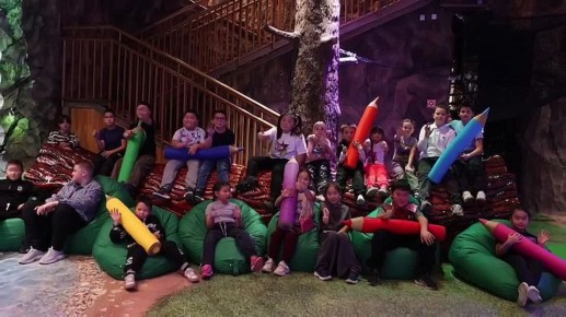 23 ребенка участников специальной военной операции и из многодетных семей Чемальского района, провели день в досуговом центре «Лес чудес» курорта Сбера «Манжерок»