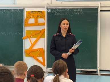 Сотрудники региональной Госавтоинспекции провели увлекательный урок по ПДД для учеников МБОУ «Новая школа г. Горно-Алтайска»