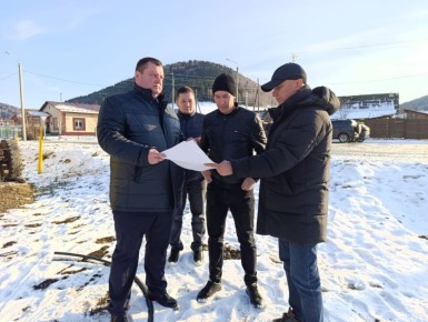 Глава Майминского района Пётр Громов проверил ход строительства культурно-досугового центра в селе Урлу-Аспак