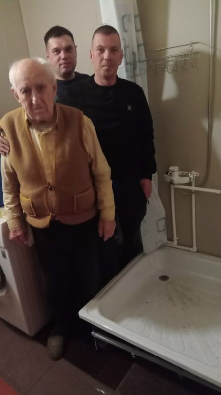 Сантехники Андрей Какуркин и Виктор Оглезнев (отец пятерых детей кстати сказать) обновили сантехнику в доме 96-летнего жителя Кызыл-Озека Алексея Ивановича Филлипова