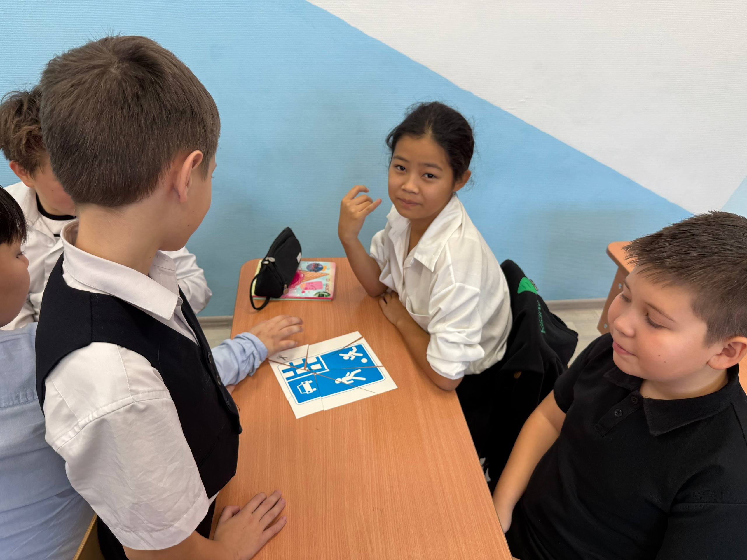 Сотрудники региональной Госавтоинспекции провели увлекательный урок по ПДД для учеников МБОУ «Новая школа г. Горно-Алтайска» Сотрудники региональной Госавтоинспекции провели увлекательный урок по ПДД для учеников МБОУ «Новая школа г. Горно-Алтайска»