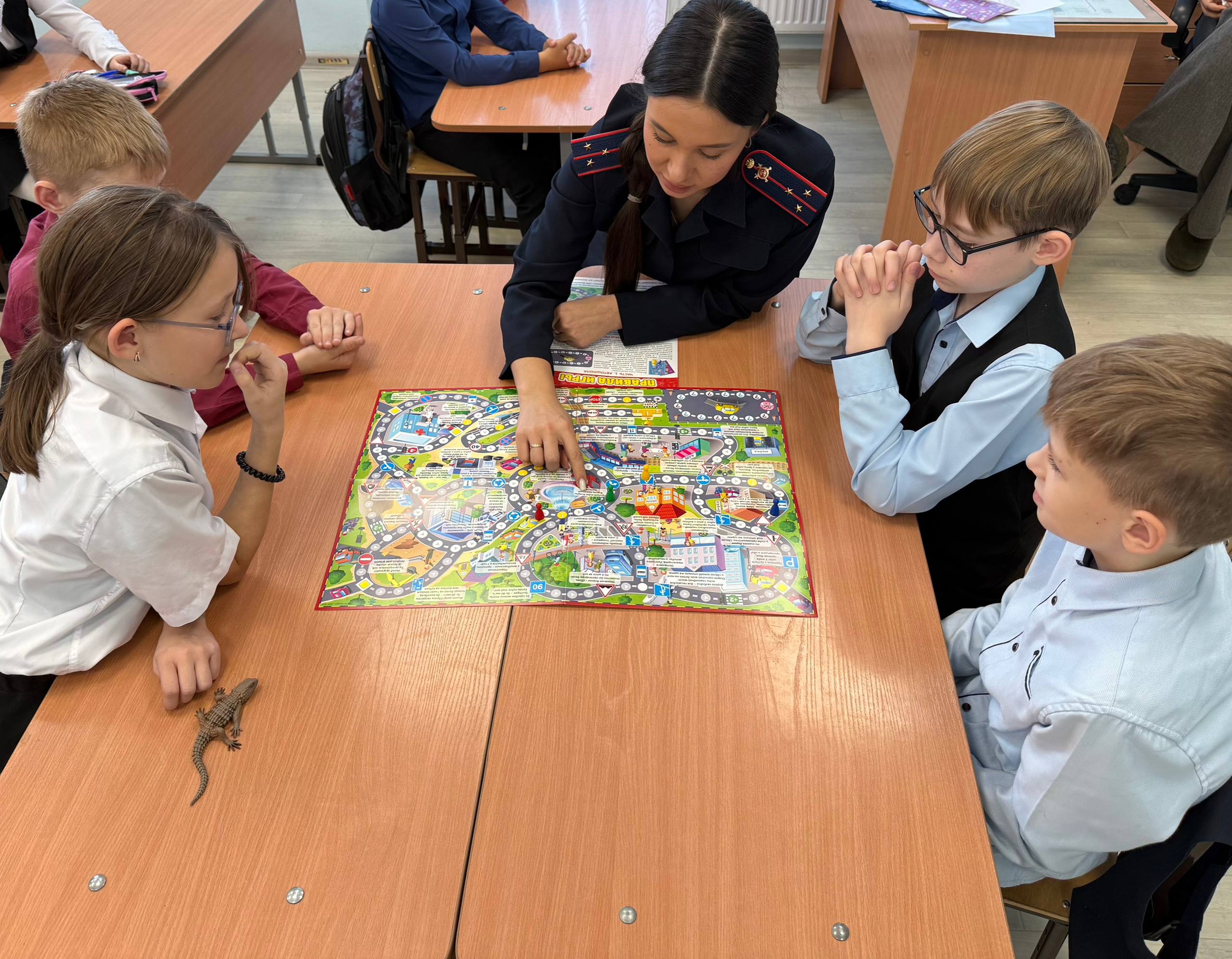 Сотрудники региональной Госавтоинспекции провели увлекательный урок по ПДД для учеников МБОУ «Новая школа г. Горно-Алтайска» Сотрудники региональной Госавтоинспекции провели увлекательный урок по ПДД для учеников МБОУ «Новая школа г. Горно-Алтайска»