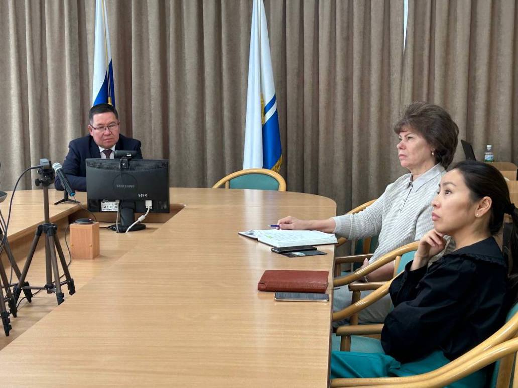 Председатель парламента Эжер Ялбаков совместно с первым вице-спикером Татьяной Гигель и председателем комитета по экономической, финансовой и налоговой политике Радмилой Пекпеевой участвуют в заседании Госдумы РФ в режиме...