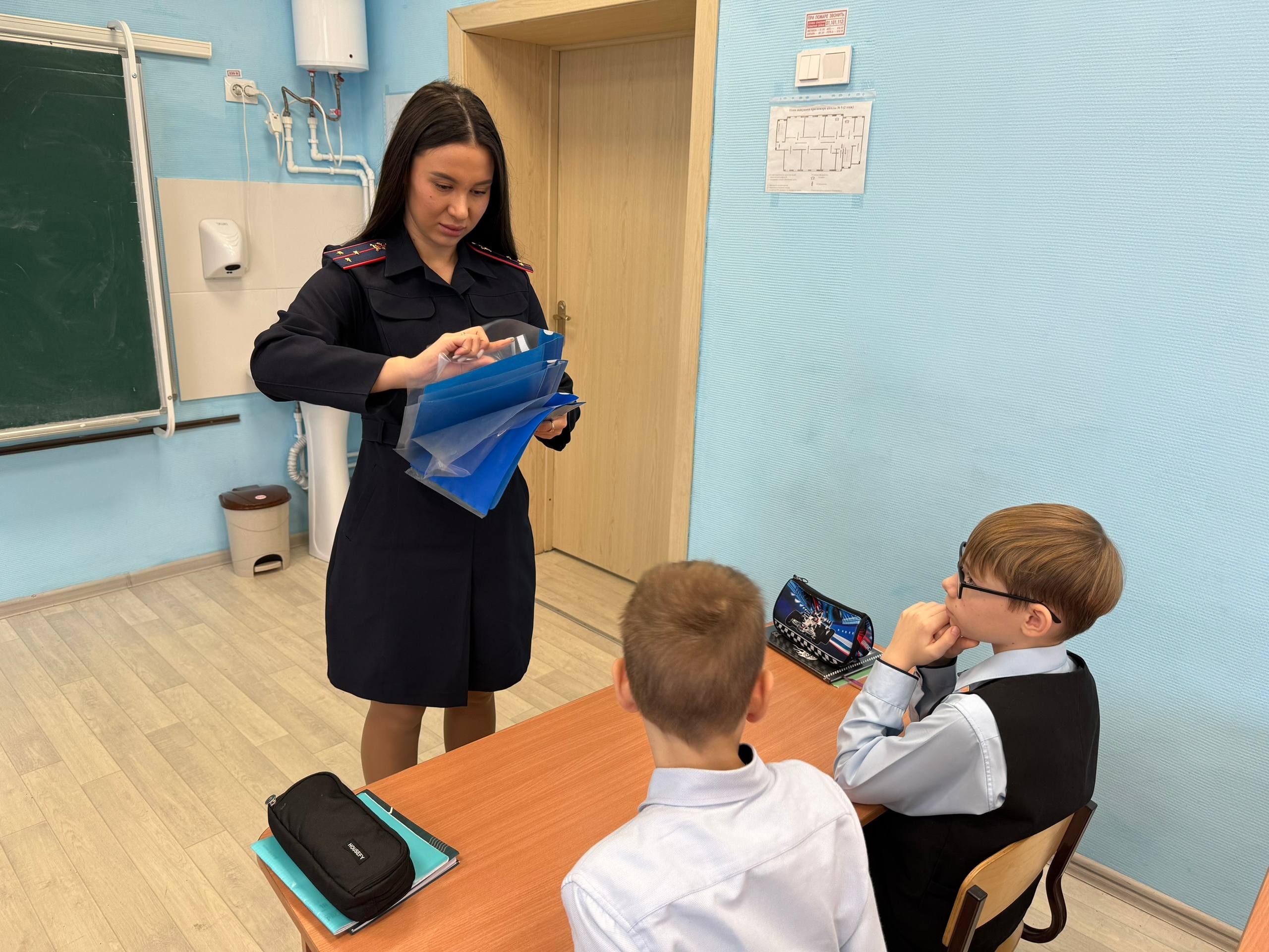 Сотрудники региональной Госавтоинспекции провели увлекательный урок по ПДД для учеников МБОУ «Новая школа г. Горно-Алтайска» Сотрудники региональной Госавтоинспекции провели увлекательный урок по ПДД для учеников МБОУ «Новая школа г. Горно-Алтайска»