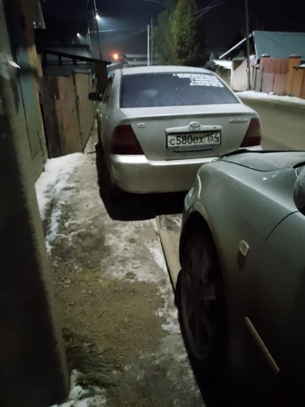 От подписчика. Куда обращаться? Каждый раз одно и тоже, утром невозможно дойти до остановки, ставят машины на тротуар