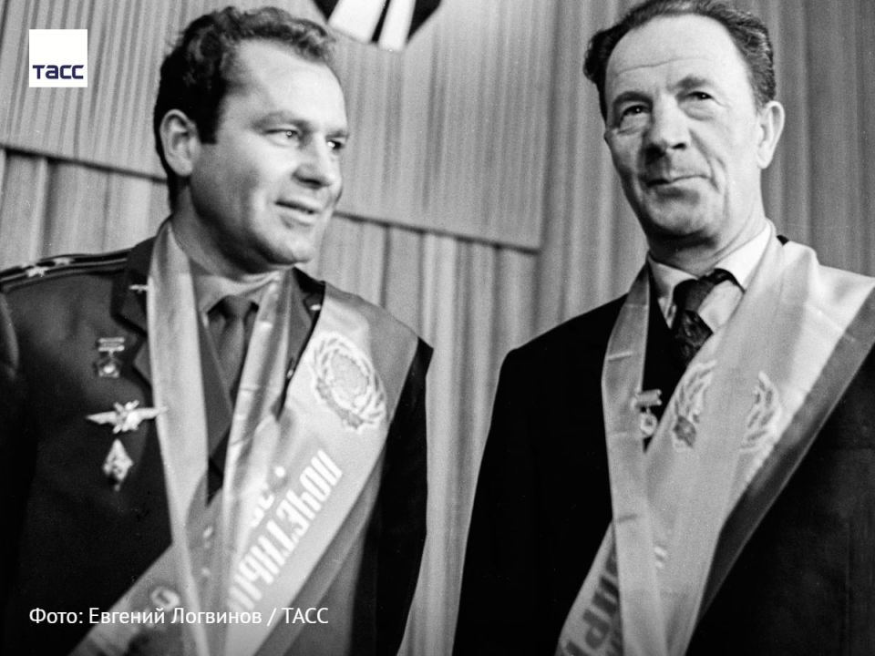 #архив_ТАСС_Сибирь. Почетные граждане Барнаула: летчик-космонавт Герман Титов и экскаваторщик треста «Стройгаз» Никифор Ярыгин