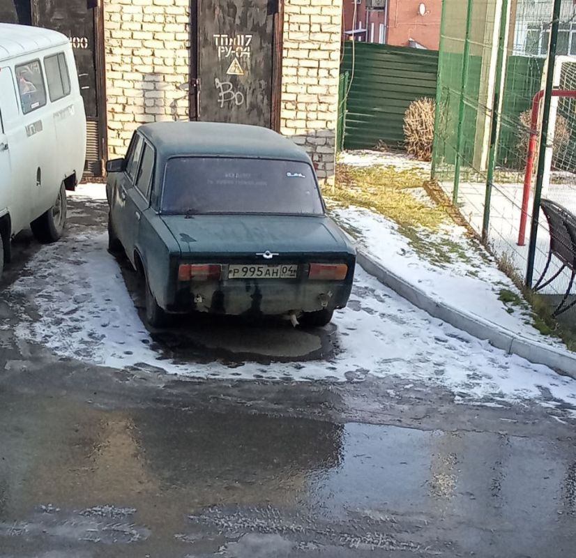 От подписчика. Здравствуйте! У нас в многоквартирном доме во дворе ул. Чаптынова, 28 две недели назад появился автомобиль ВАЗ 2106, жильцам дома он не принадлежит, никто не знает, чей это автомобиль