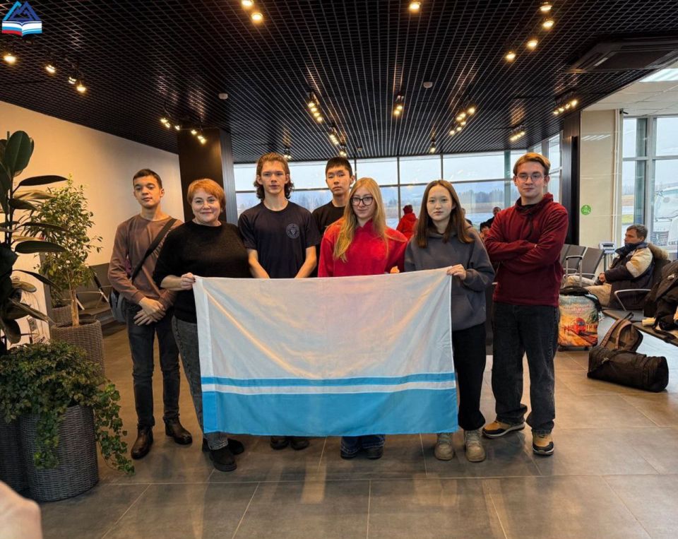 Это команда Республиканского классического лицея «Теория Всего»: Артём Прохоров, Владислав Кандыков, Никита Чирков, София Тадина, Карина Саманова и Тимофей Гаденов