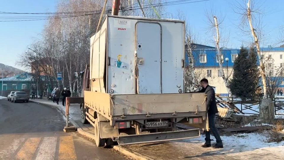 Ларек, первый из целого ряда несоответствующих требованиям, демонтировала сегодня подрядная организация совместно с управлением имущества, градостроительства и земельных отношений администрации города