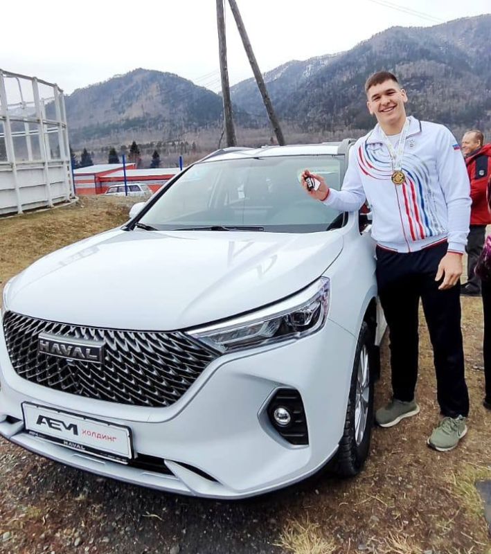 Земляки подарили мастеру спорта России Артёму Тадину, который недавно стал чемпионом мира по боевому самбо, автомобиль