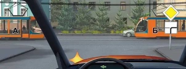 Кому Вы должны уступить дорогу при повороте налево?