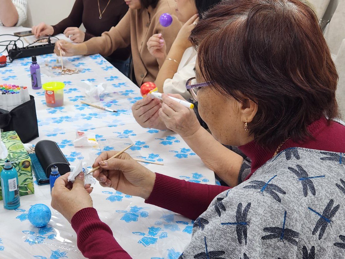 В Алтайском отделении фонда «Защитники Отечества» прошел мастер-класс по созданию новогоднего декора В Алтайском отделении фонда «Защитники Отечества» прошел мастер-класс по созданию новогоднего декора