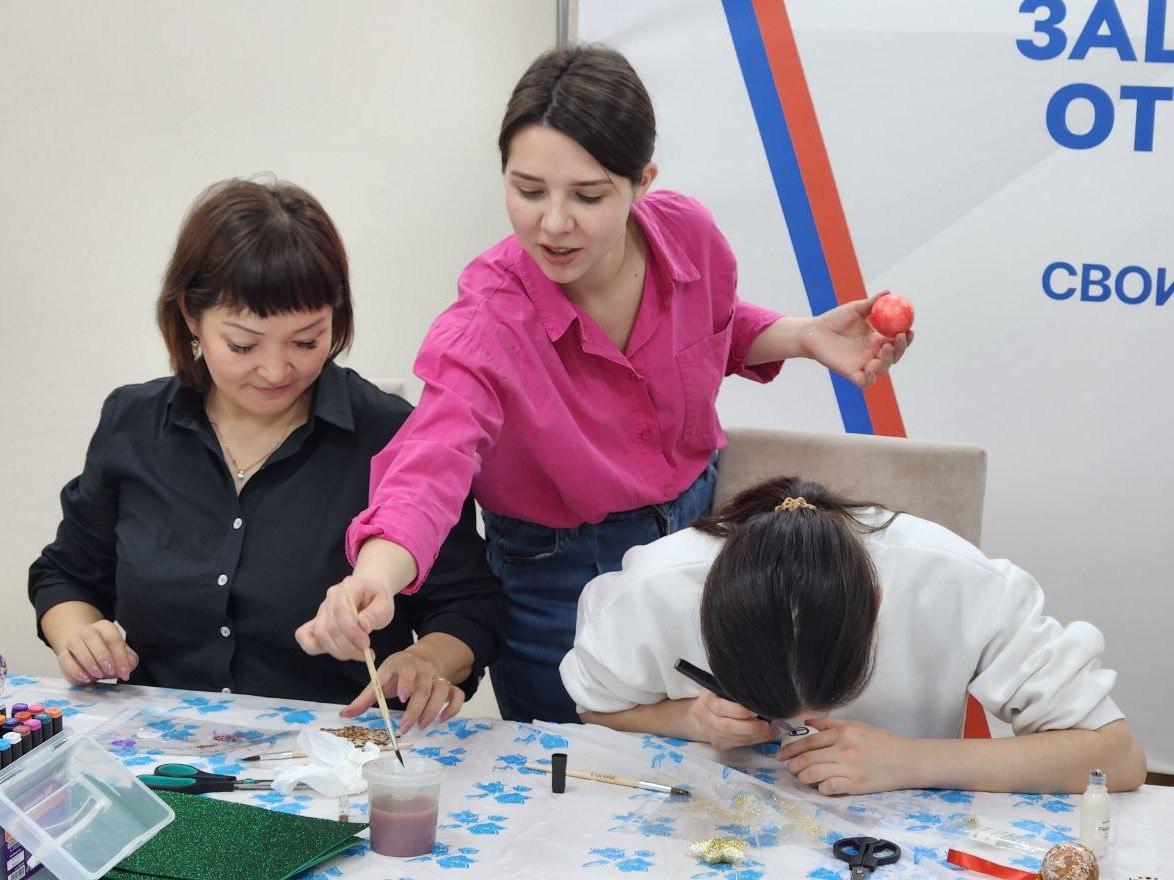 В Алтайском отделении фонда «Защитники Отечества» прошел мастер-класс по созданию новогоднего декора