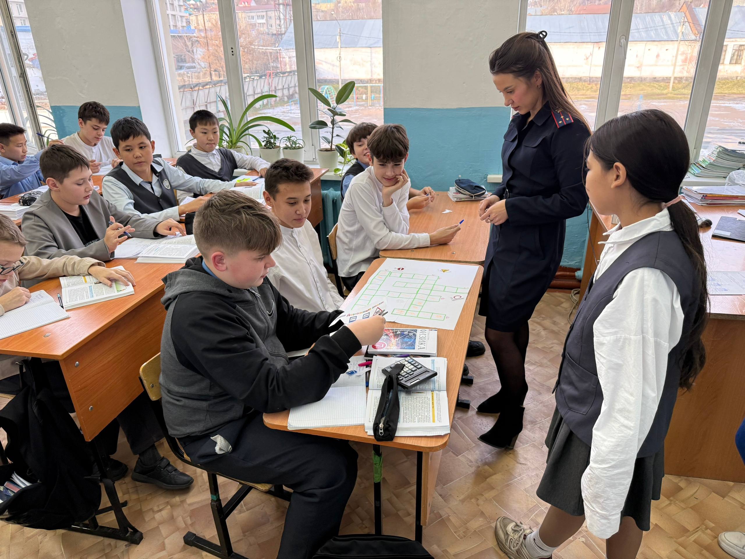 Сотрудник региональной Госавтоинспекции провела профилактическую беседу по правилам дорожного движения в городском Лицее №1 Сотрудник региональной Госавтоинспекции провела профилактическую беседу по правилам дорожного движения в городском Лицее №1