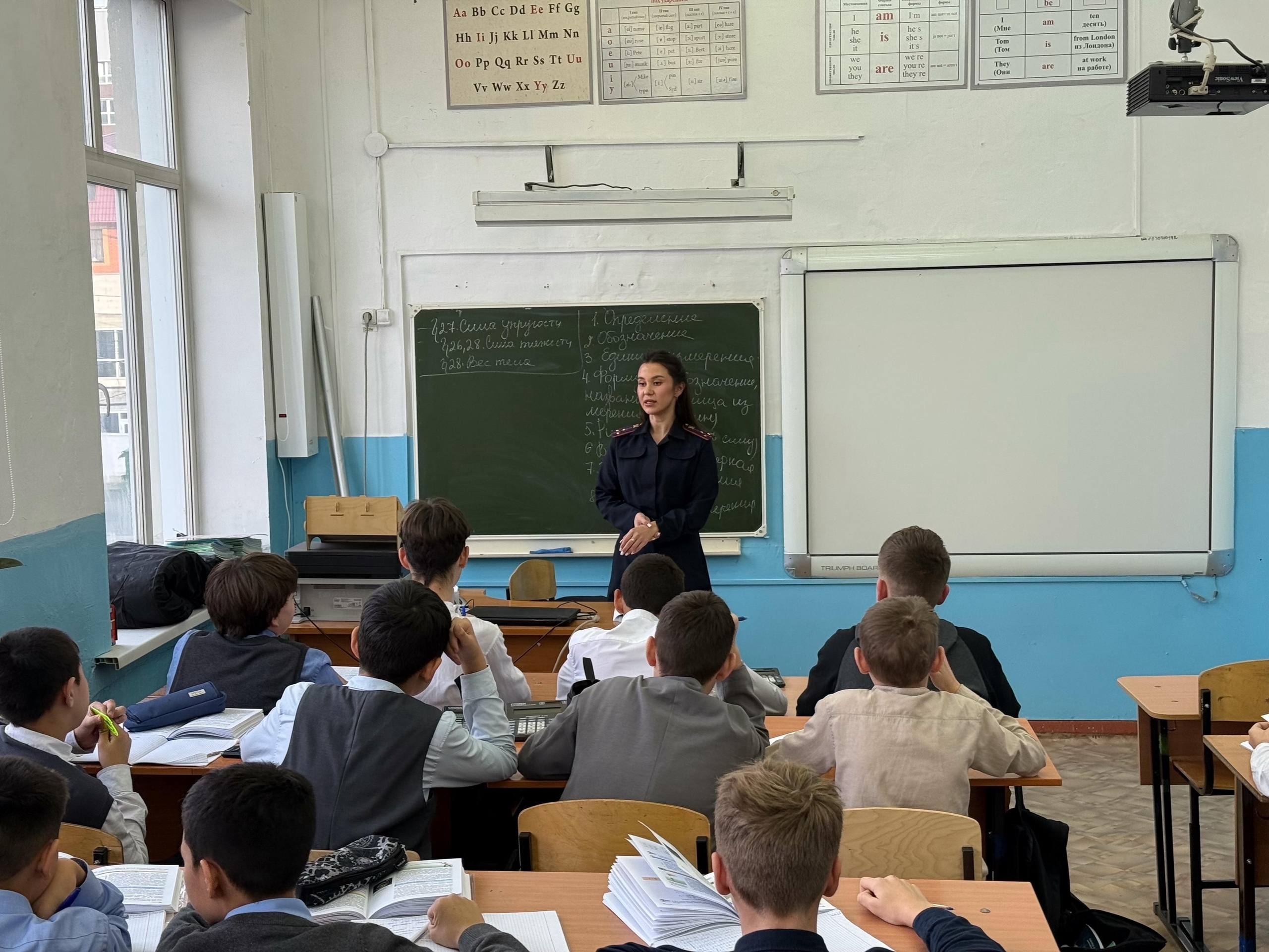 Сотрудник региональной Госавтоинспекции провела профилактическую беседу по правилам дорожного движения в городском Лицее №1 Сотрудник региональной Госавтоинспекции провела профилактическую беседу по правилам дорожного движения в городском Лицее №1