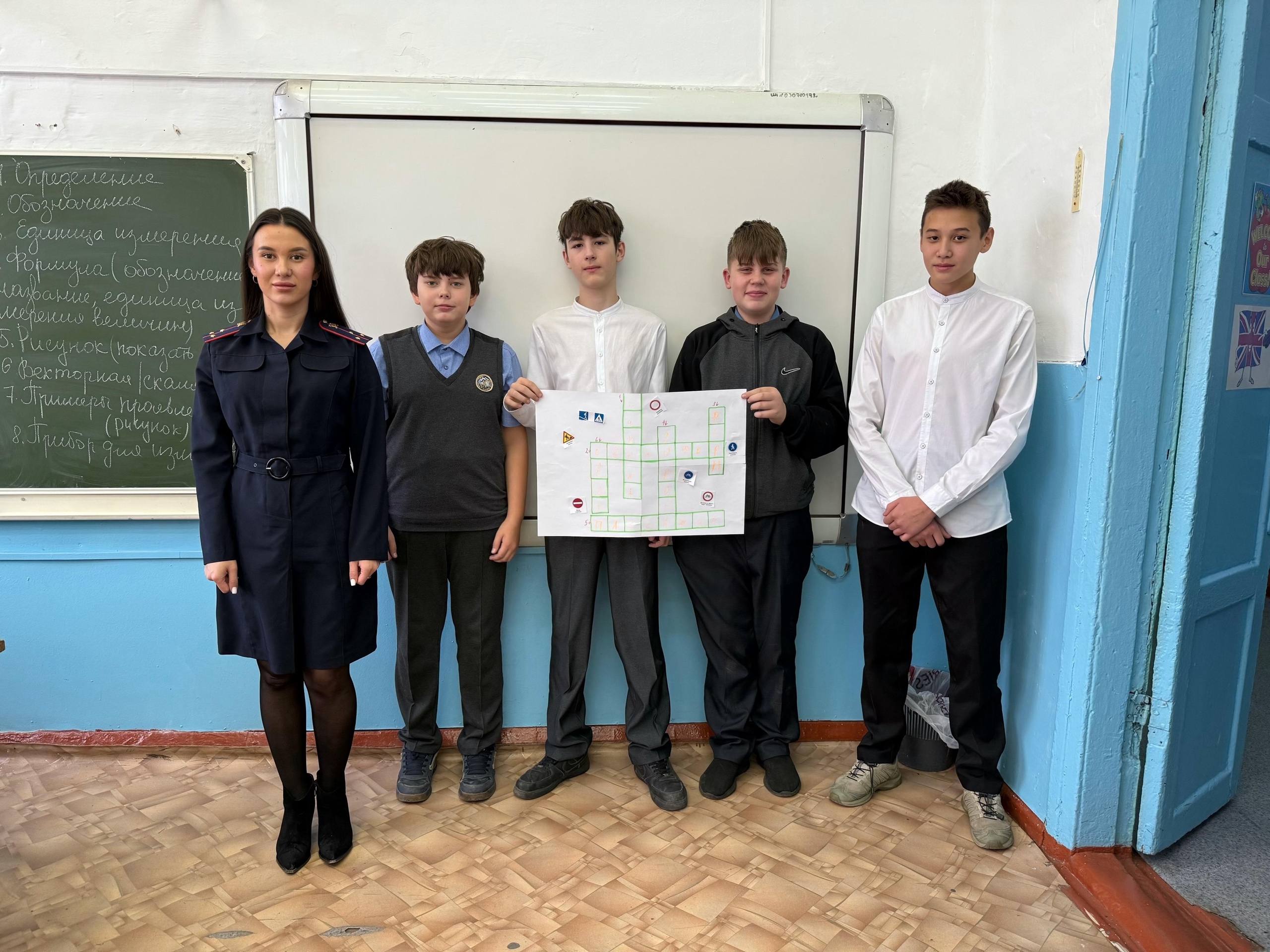 Сотрудник региональной Госавтоинспекции провела профилактическую беседу по правилам дорожного движения в городском Лицее №1