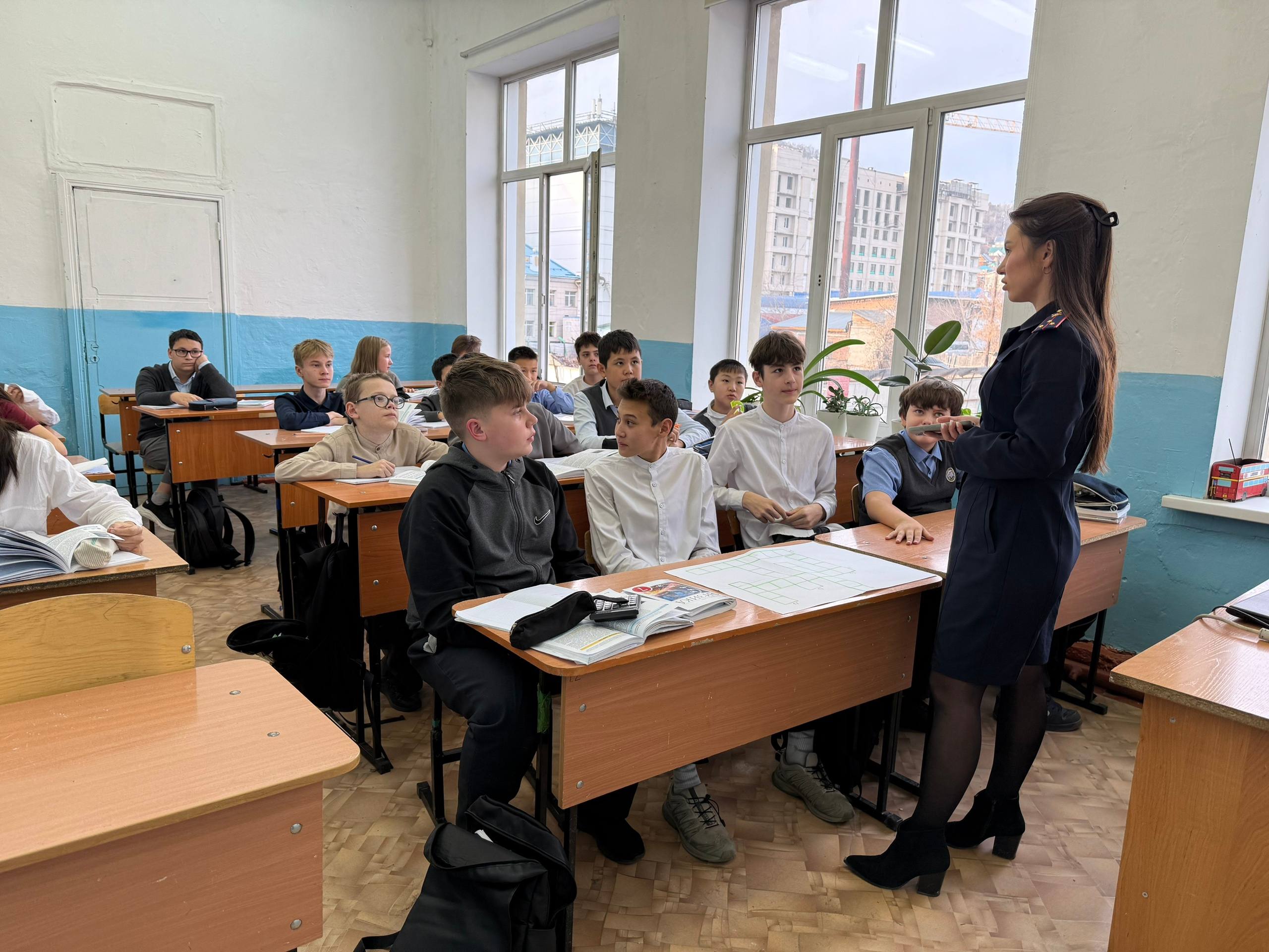 Сотрудник региональной Госавтоинспекции провела профилактическую беседу по правилам дорожного движения в городском Лицее №1 Сотрудник региональной Госавтоинспекции провела профилактическую беседу по правилам дорожного движения в городском Лицее №1