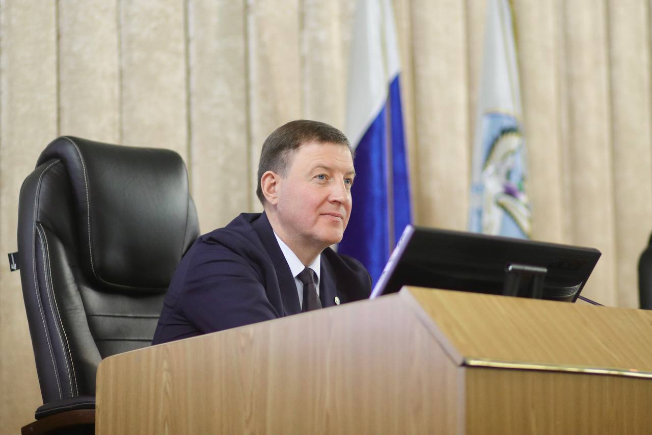 В начале сессии председатель Парламента РА Эжер Ялбаков поздравил Главу Республики Алтай Андрея Турчака с награждением орденом «За заслуги перед Отечеством» III степени за активную общественно-политическую деятельность...