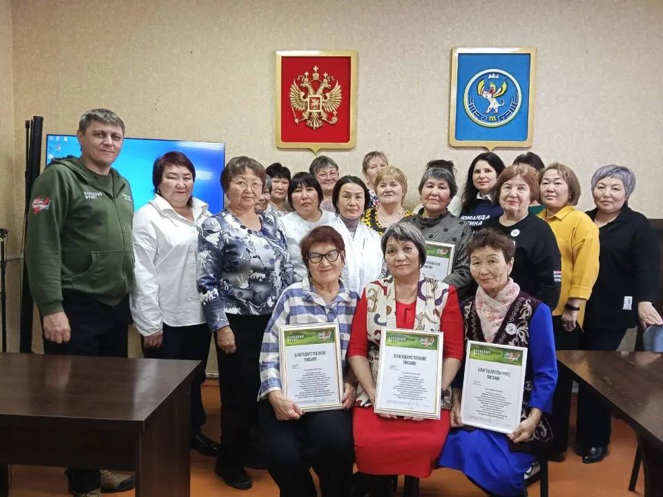 «Огоньки» из Дьектиека, активные и инициативные волонтеры, создавшие свой клуб, изготавливают маскировочные сети и утепленные пояса для наших солдат