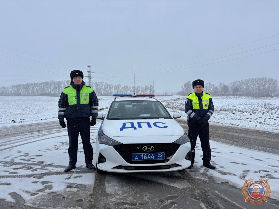 Помогли женщине-водителю, съехавшей с загородной дороги в условиях непогоды, автоинспекторы в Алтайском крае