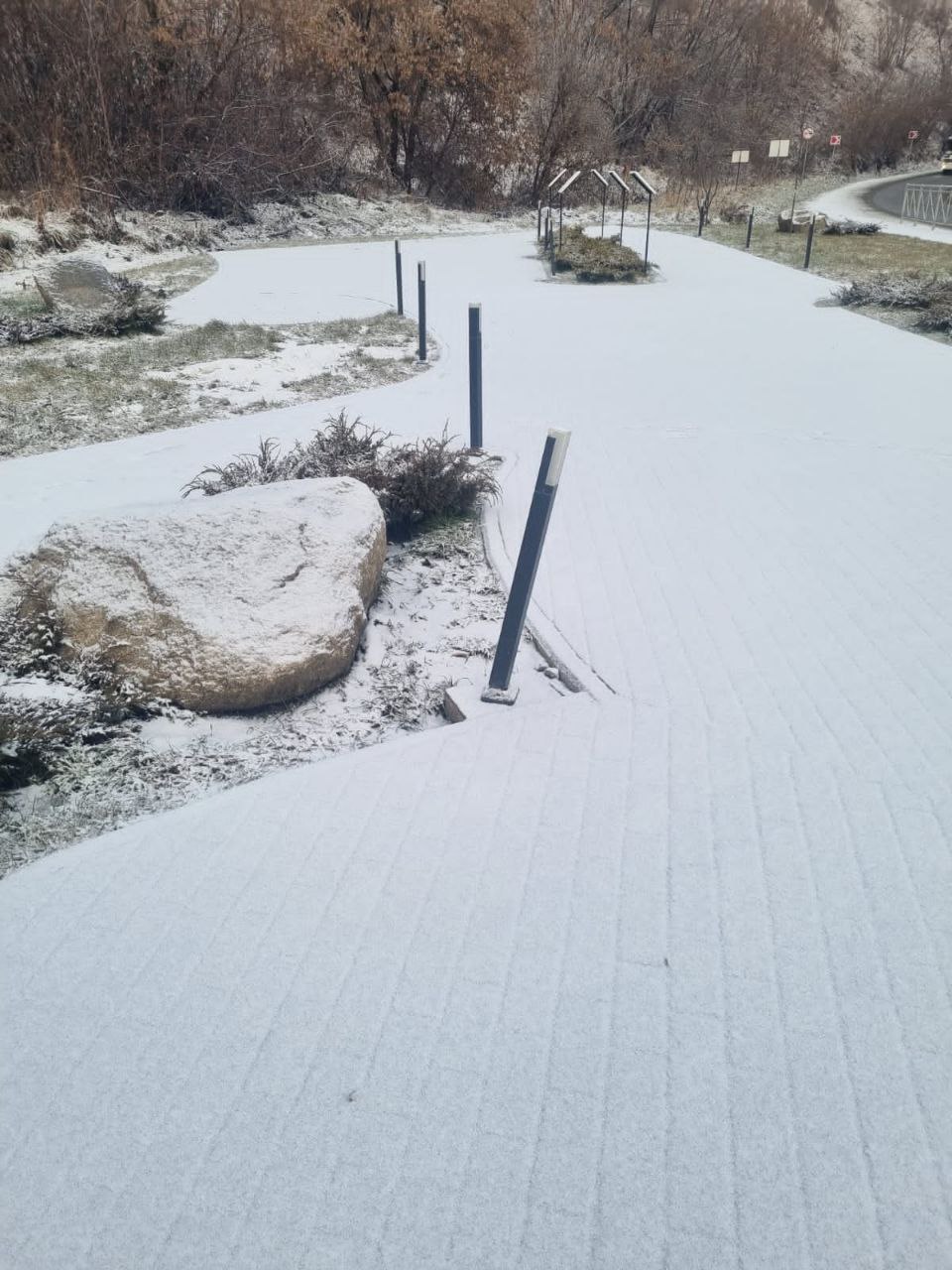 Кто-то решил, что если покажет «силушку богатырскую» и попинает фонари, то «по-любому будет в авторитете», и сломал подсветку на новом арт-объекте на въезде в Горно-Алтайск