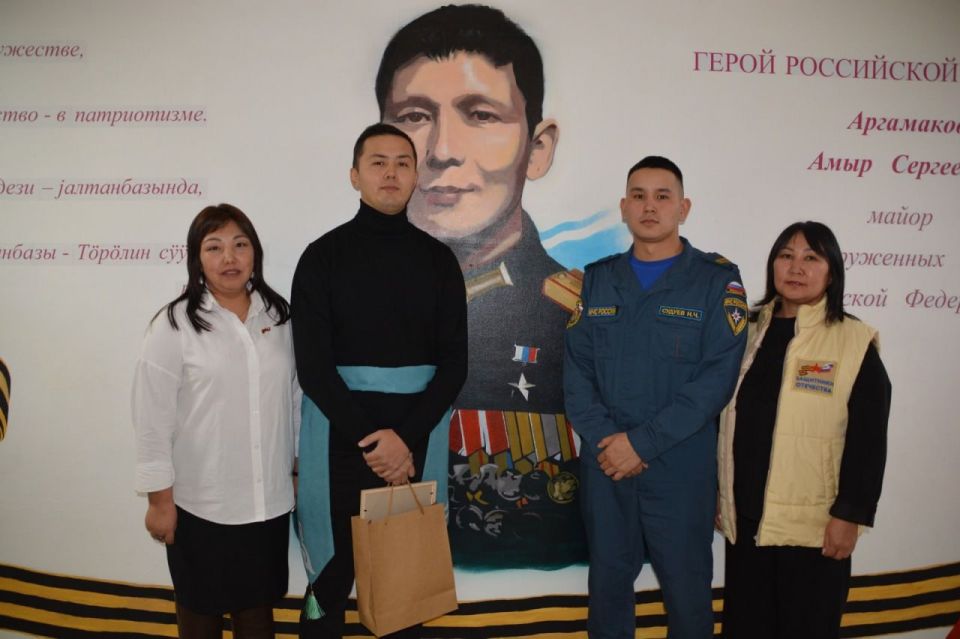 Мурал, посвященный Герою России, нашему земляку Амыру Аргамакову, открыли в онгудайской школе им. С.Т. Пекпеева