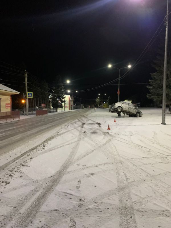 Сегодня ночью в Шебалино водитель «намотал» на дорожный знак свой ВАЗ 21140