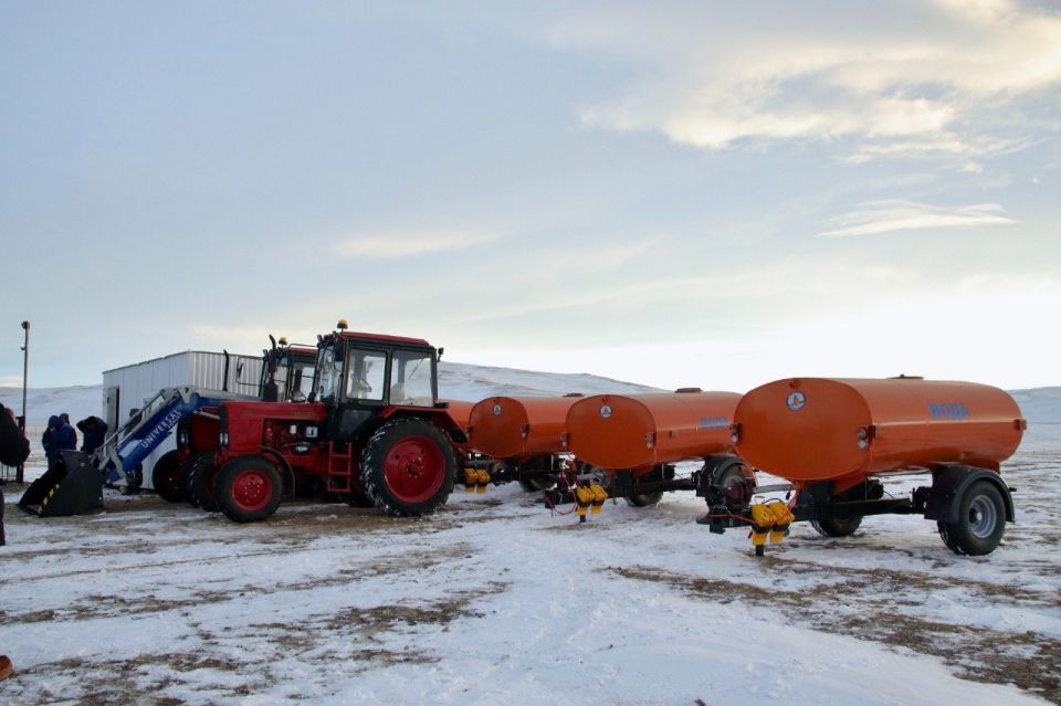 Два трактора МТЗ 82 с четырьмя цистернами для подвоза питьевой воды приобрели для сел Теленгит-Сортогой и Старый Бельтир Кош-Агачского района по поручению главы региона