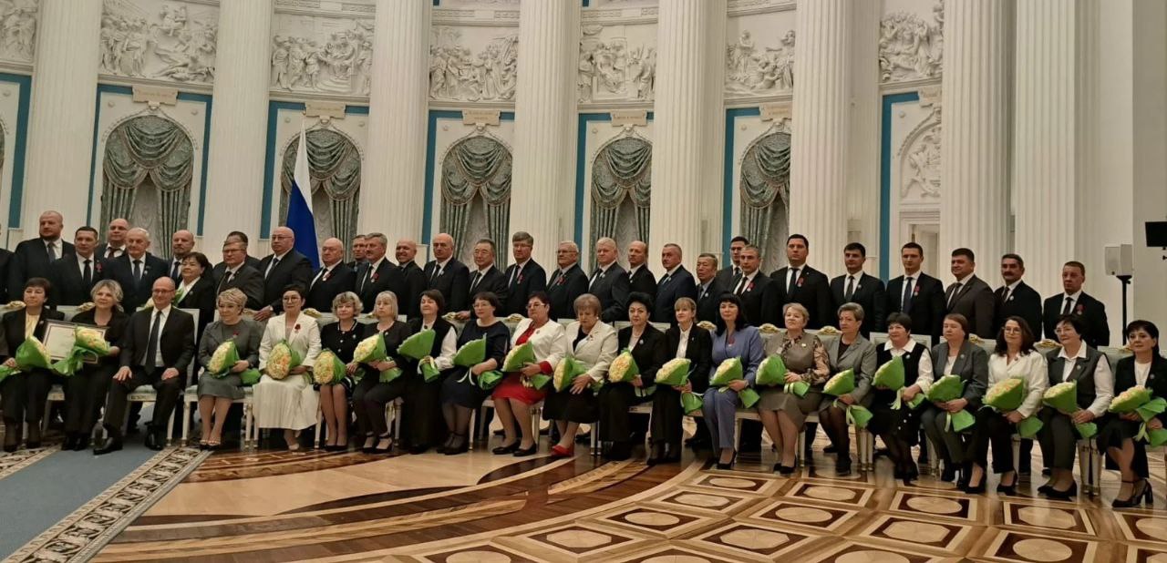 В Екатерининском зале Кремля состоялась церемония вручения государственных наград представителям органов местного самоуправления из разных регионов страны В Екатерининском зале Кремля состоялась церемония вручения государственных наград представителям органов местного самоуправления из разных регионов страны