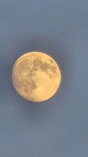 Ого, какая Луна сейчас над городом!