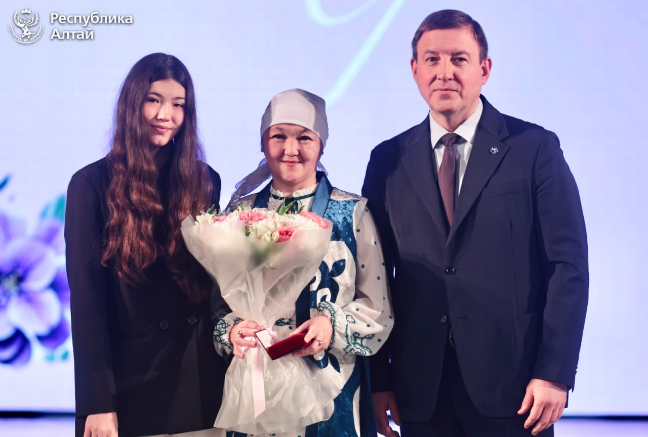 В Горно-Алтайске состоялось торжественное мероприятие ко Дню матери В Горно-Алтайске состоялось торжественное мероприятие ко Дню матери