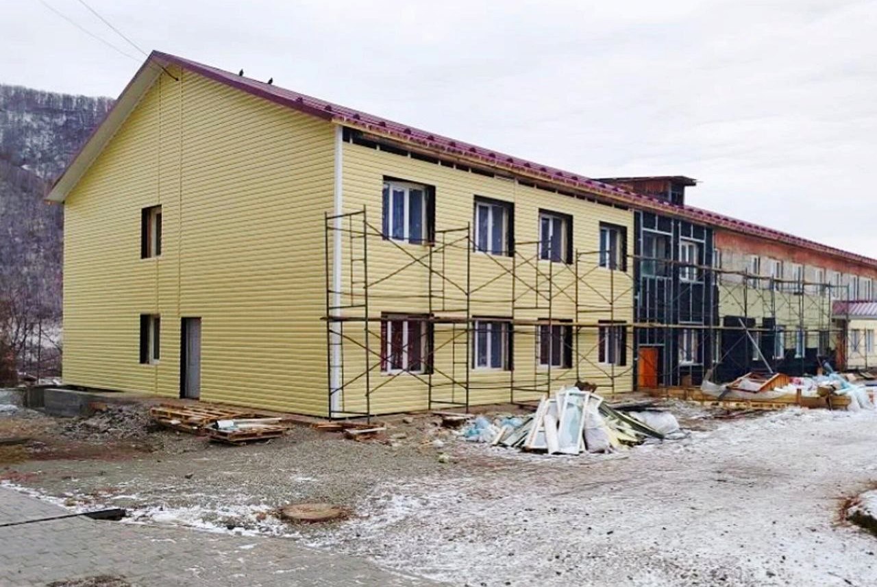 Ремонт крыши Дома культуры, а также фасада, окон и крыши пришкольного интерната проходят в Черге, сообщает администрация Шебилинского района Ремонт крыши Дома культуры, а также фасада, окон и крыши пришкольного интерната проходят в Черге, сообщает администрация Шебилинского района