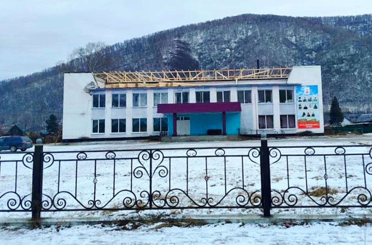 Ремонт крыши Дома культуры, а также фасада, окон и крыши пришкольного интерната проходят в Черге, сообщает администрация Шебилинского района