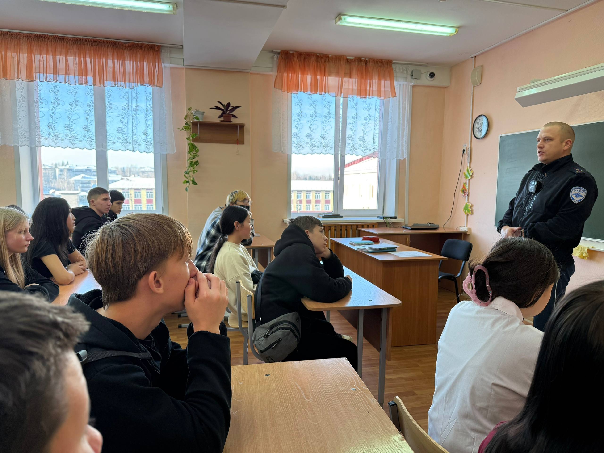 В рамках акции «Трезвый взгляд» сотрудники региональной Госавтоинспекции провели профилактические беседы со студентами и школьниками в Горно-Алтайске В рамках акции «Трезвый взгляд» сотрудники региональной Госавтоинспекции провели профилактические беседы со студентами и школьниками в Горно-Алтайске