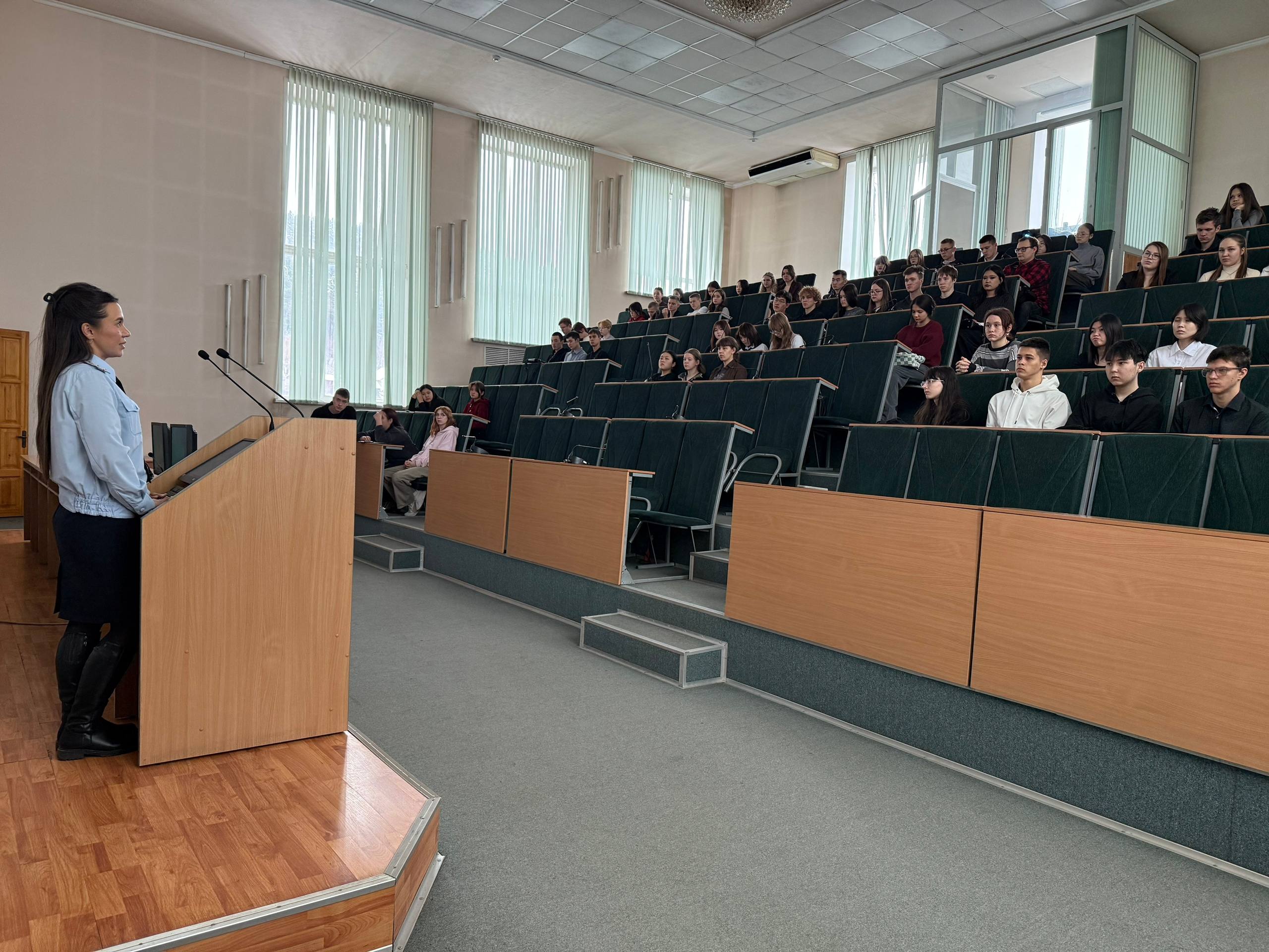 В рамках акции «Трезвый взгляд» сотрудники региональной Госавтоинспекции провели профилактические беседы со студентами и школьниками в Горно-Алтайске
