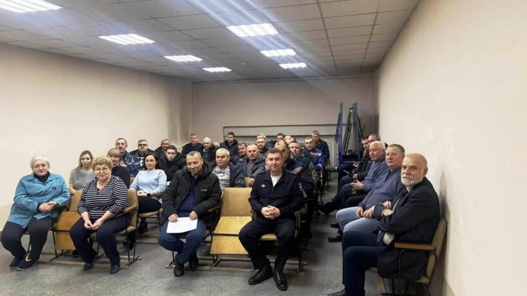 Автоинспекторы проводят профилактические по ПДД беседы в организациях города Автоинспекторы проводят профилактические по ПДД беседы в организациях города