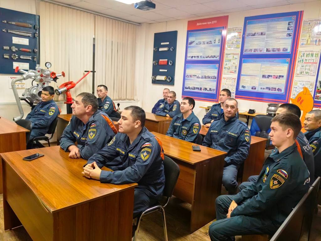 Автоинспекторы проводят профилактические по ПДД беседы в организациях города Автоинспекторы проводят профилактические по ПДД беседы в организациях города